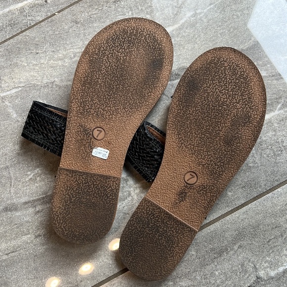 American Eagle Woven Slides - Picture 3 of 3